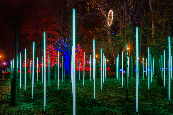 megvilágítás a parkban, különböző installációk megvilágítása, fantázia a fény témájában - Fotó, kép