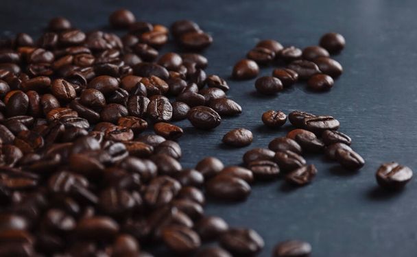 roasted coffee beans. Close up shot. scattered coffee beans. Soft focus. - Photo, Image