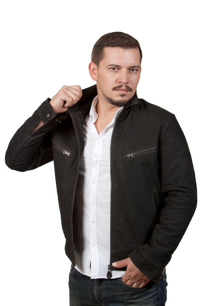Bellissimo uomo in posa in giacca di pelle su sfondo bianco. Immagine di giacca di pelle per la vendita online e l'e-commerce. - Foto, immagini