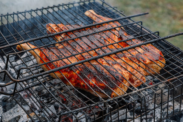grilled chicken outdoor cooking charcoal grill nature - 写真・画像