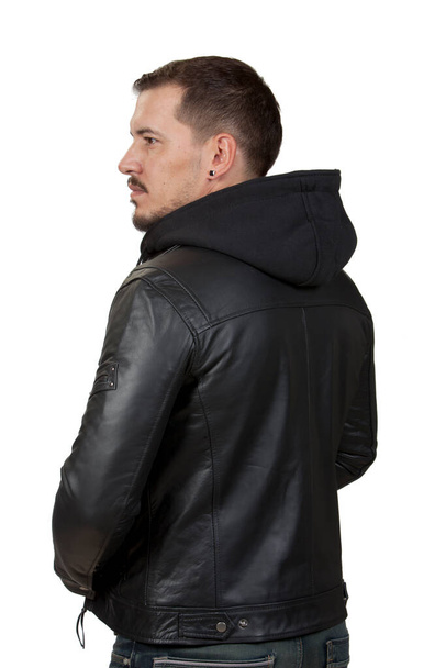 Knappe man die poseert in een leren jas op een witte achtergrond. Afbeelding van leren jas voor online verkoop en e-commerce. - Foto, afbeelding