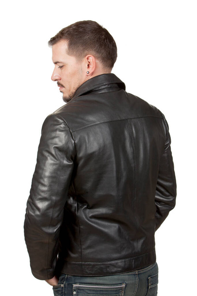 Hombre guapo posando en chaqueta de cuero sobre fondo blanco. Imagen de chaqueta de cuero para la venta en línea y el comercio electrónico. - Foto, Imagen