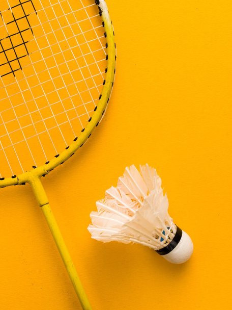 racchetta Badminton e piuma bianca volano con un colore verde sfondo stock immagine isolata.  - Foto, immagini