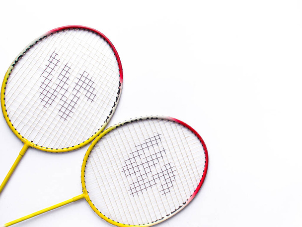 Raquete Badminton e Shuttlecock Pena Branca com um fundo verde cor estoque isolado imagem.  - Foto, Imagem