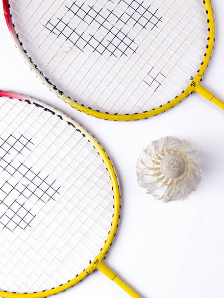 Badmintonschläger und Federball von White Feather mit grünem Hintergrund.  - Foto, Bild
