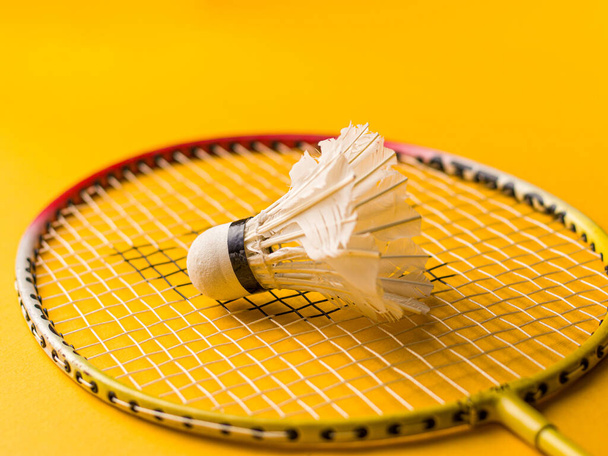 Badmintonschläger und Federball von White Feather mit grünem Hintergrund.  - Foto, Bild