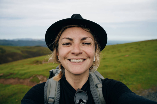 Дівчинка-мандрівник паломник на Каміно де Сантьяго, до Компостели на Піренеях, Наварра, Іспанія. Фотографія високої якості - Фото, зображення
