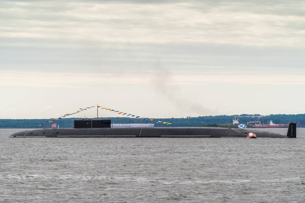 Rusland. 25 juli 2021. Kernonderzeeër Prins Vladimir tijdens de inval in Kronstadt tijdens de Marine Dag. - Foto, afbeelding