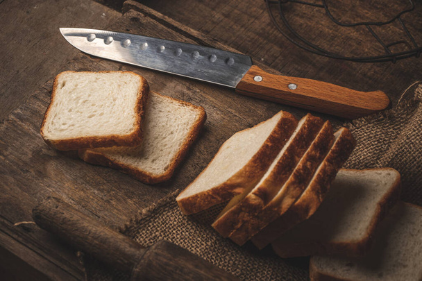 Tahta zemin ile dilimlenmiş ekmek deposu resmi. - Fotoğraf, Görsel