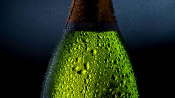 緑のシャンパンボトルの水はパステルキャンバスの油絵をドロップ - 写真・画像