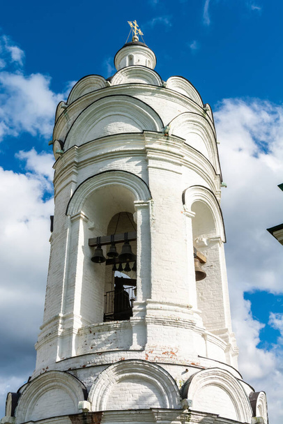 Moszkva, Oroszország - 2017. július 6. Önálló harangtorony a Szent György templom Kolomenskoe múzeum rezervátum Moszkvában. A torony a 16. századból származik.. - Fotó, kép
