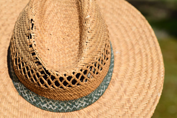Старая соломенная шляпа спереди и крупным планом на открытом воздухе - Фото, изображение
