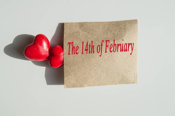 包装紙に2月14日の碑文と2つの赤い心は愛を象徴しています,バレンタインデー,ロマンチックなカップル. - 写真・画像