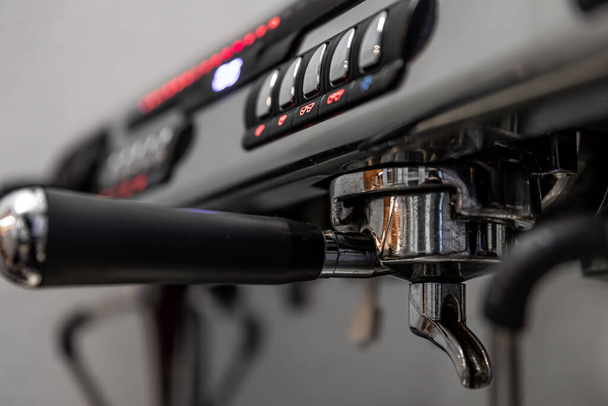 Close-up detail van een professioneel koffiezetapparaat. - Foto, afbeelding