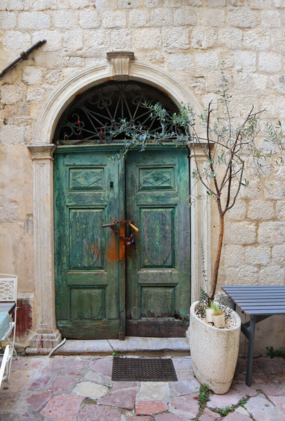 Porta verde in legno della casa storica nel centro storico di Kotor, Montenegro - Foto, immagini