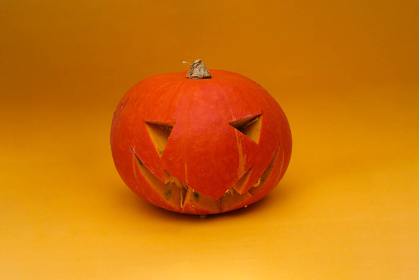 Halloween oranžová dýně izolované na oranžovém pozadí - Fotografie, Obrázek