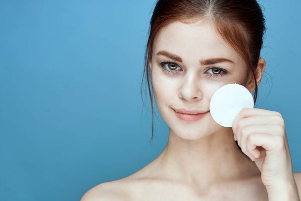 woman with bare shoulders cotton pads hygiene skin care - Foto, Bild