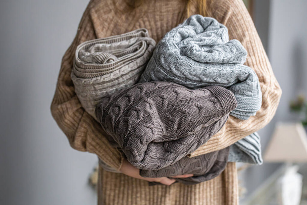 Теплые вязаные одеяла в пастельных тонах женских рук. - Фото, изображение