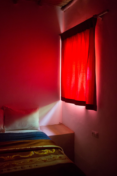 Authentique chambre marocaine en riad traditionnel avec lumière rouge
 - Photo, image