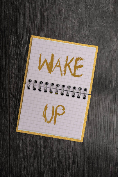 Inspiratie met teken Wake Up. Business showcase een voorbeeld van een persoon die wakker wordt of wakker wordt Opstaan Nieuwe ideeën Vers concept Creatieve communicatie Productieve Mindset - Foto, afbeelding
