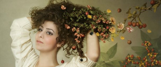 Дівчина з довгим волоссям в листі і ягодах
 - Фото, зображення