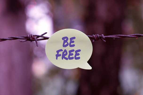 Bildunterschrift: Be Free. Word for ability to do what you want without limits or controls Thinking New Bright Ideas Renewelling Kreativität und Inspiration - Foto, Bild