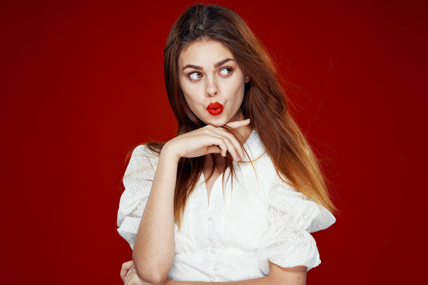 aantrekkelijke vrouw rood haar rode lippen poseren glamour - Foto, afbeelding