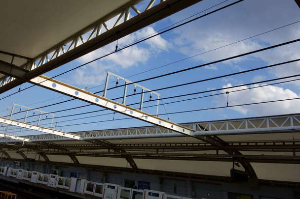Uno scorcio del cielo blu da una piattaforma urbana urbana - Foto, immagini