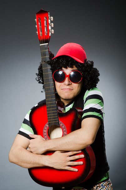 άντρας με αστείο κούρεμα και κιθάρα - Φωτογραφία, εικόνα