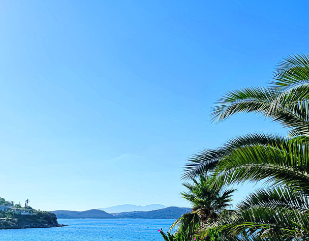 Blue Riviera ja kesän matkakonsepti. Meri, vuoret, palmut ja valkoiset rannan sateenvarjot rannikkomaisemana ja kesälomakohteena - Valokuva, kuva