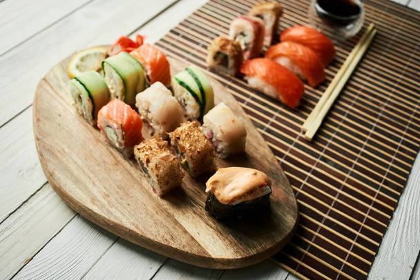 sushi set soy sauce chopsticks japanese cuisine traditional food - Fotografie, Obrázek