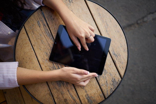 wooden table outdoor cafe tablet work lifestyle - 写真・画像