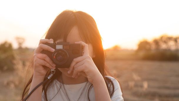 Chica joven practicando la fotografía en la hermosa luz natural - Foto, imagen
