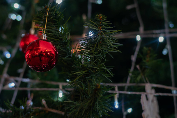 Різдвяний м'яч прикрашений на гілці соснового дерева нічна сцена щасливого нового року
 - Фото, зображення