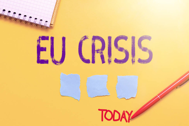 Kirjoitan tekstiä Eu Crisis. Käsitteellinen kuva Euroalueen valtio ei pysty maksamaan takaisin tai jälleenrahoittamaan julkista velkaansa Kriittinen ajattelu Löytää vihjeitä Vastauksia Kysymyksiä Kerääminen - Valokuva, kuva