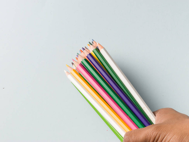 красочные карандаши изолированные шаблоны для использования в качестве фона. - Фото, изображение