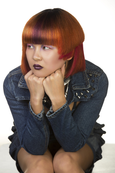extravagáns frizura fiatal nő portréja - Fotó, kép
