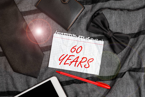 Textzeichen mit 60 Jahren. Geschäftsidee Es ist der Beginn einer goldenen Ära zum Gedenken an einen besonderen Tag Smartphone-Sprach- und Videoanrufe, Anzeigen von Tascheninhalten - Foto, Bild