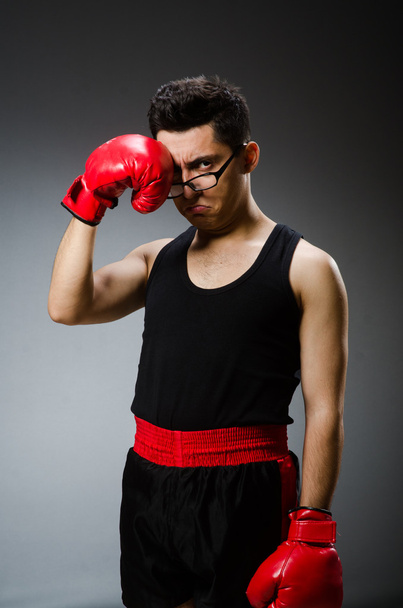 Boxer drôle avec des gants rouges sur fond sombre - Photo, image