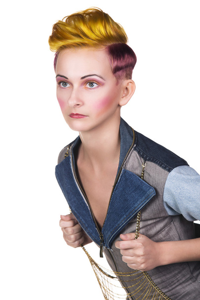 Πορτραίτο νεαρής γυναίκας με εξωφρενικές χτένισμα - Φωτογραφία, εικόνα