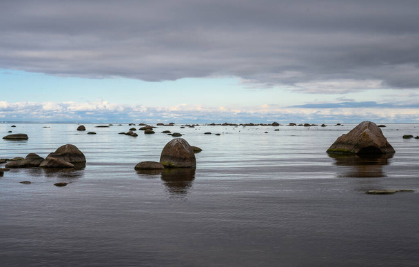 rocas de granito en el Golfo de Finlandia. nublado día sombrío. - Foto, imagen