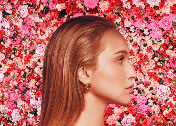 młody biały kobieta piękno profil portret na różowy i czerwony róże kwiaty ściany tło - Zdjęcie, obraz