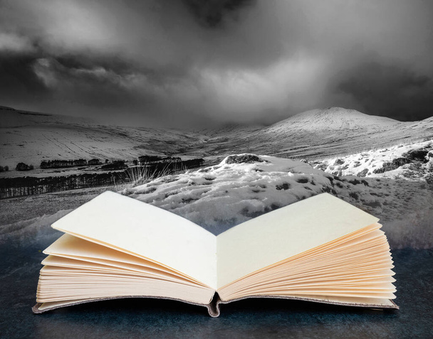 Prachtig Winter panorama landschap besneeuwde landschap met prachtige lucht en wolken in pagina 's van het boek samengestelde afbeelding - Foto, afbeelding