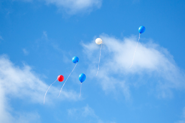 více barevné balónky na obloze - Fotografie, Obrázek