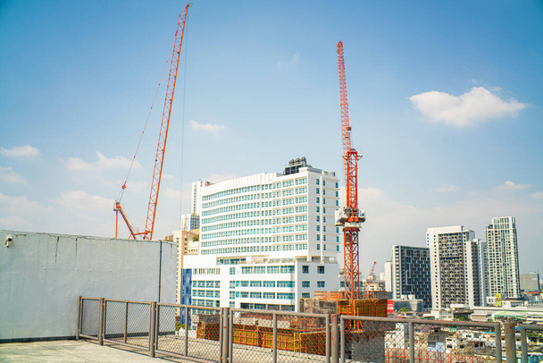 Rakennustyömaa rakennus nosturi moderni kaupunki hi nousu toimistorakennus sininen taivas - Valokuva, kuva