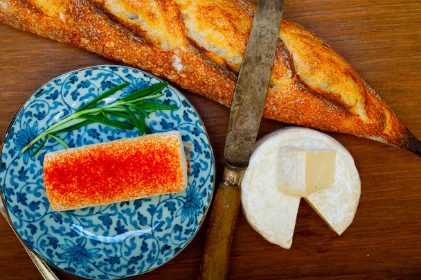 Francuski ser i świeża bagietka na nożu do drewna - Zdjęcie, obraz