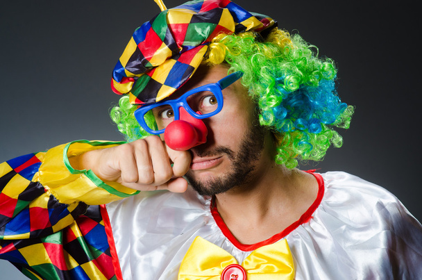 Смешной клоун в красочном костюме - Фото, изображение