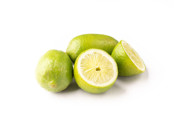 Green Lemon Isoliertes Archivbild mit weißem Hintergrund. - Foto, Bild