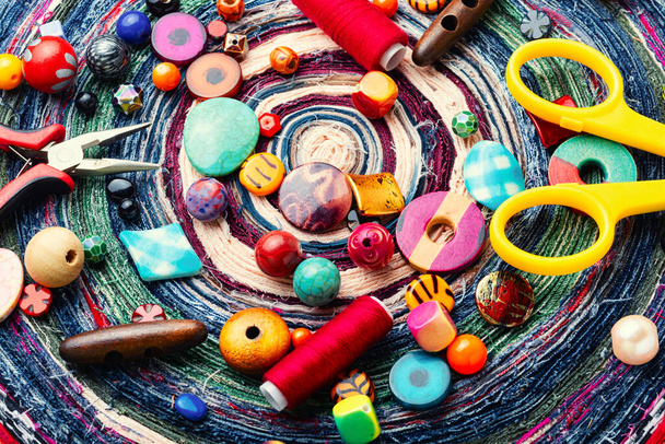 Genoeg kralen voor het maken van sieraden, handwerk. Set van felgekleurde kralen. Handgemaakt, bijouterie - Foto, afbeelding