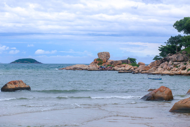 View of Hon Chong Island - a popular tourist destination at Nha Trang Bay, Vietnam - Fotoğraf, Görsel